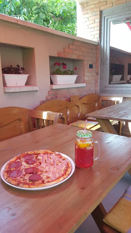 Clock Cafe Pizzeria Es Panzio Hotell Hajdúszoboszló Exteriör bild