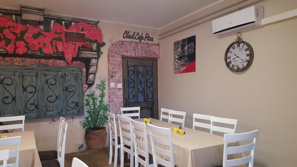 Clock Cafe Pizzeria Es Panzio Hotell Hajdúszoboszló Exteriör bild