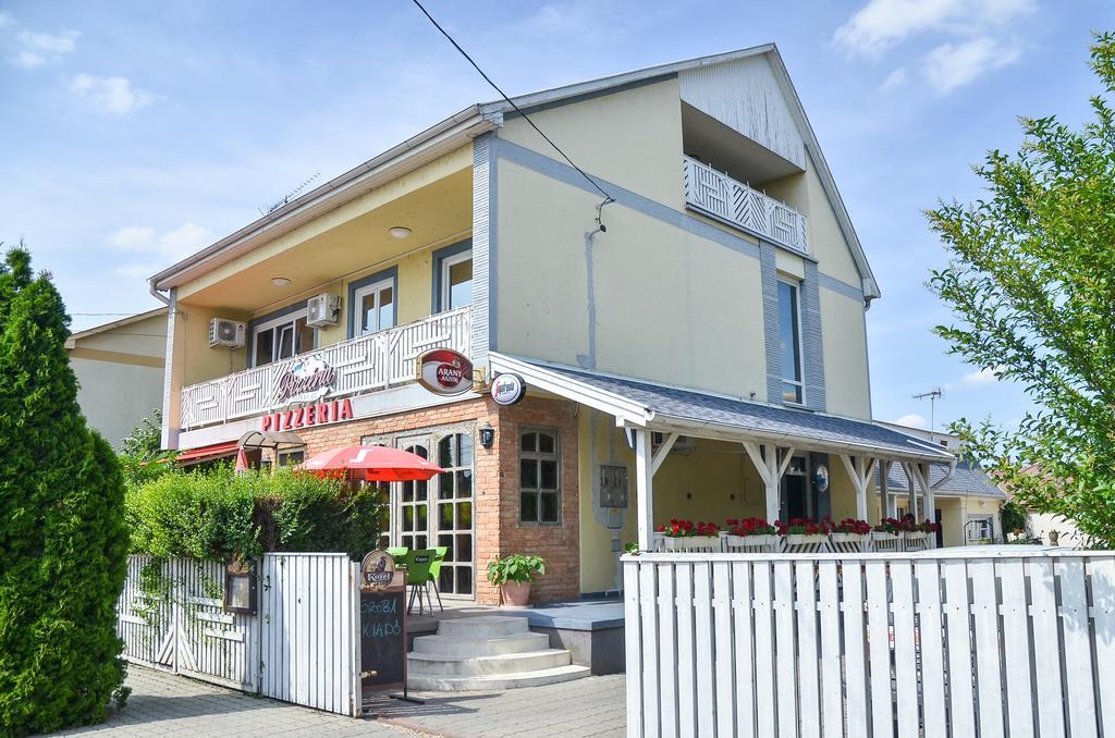 Clock Cafe Pizzeria Es Panzio Hotell Hajdúszoboszló Exteriör bild