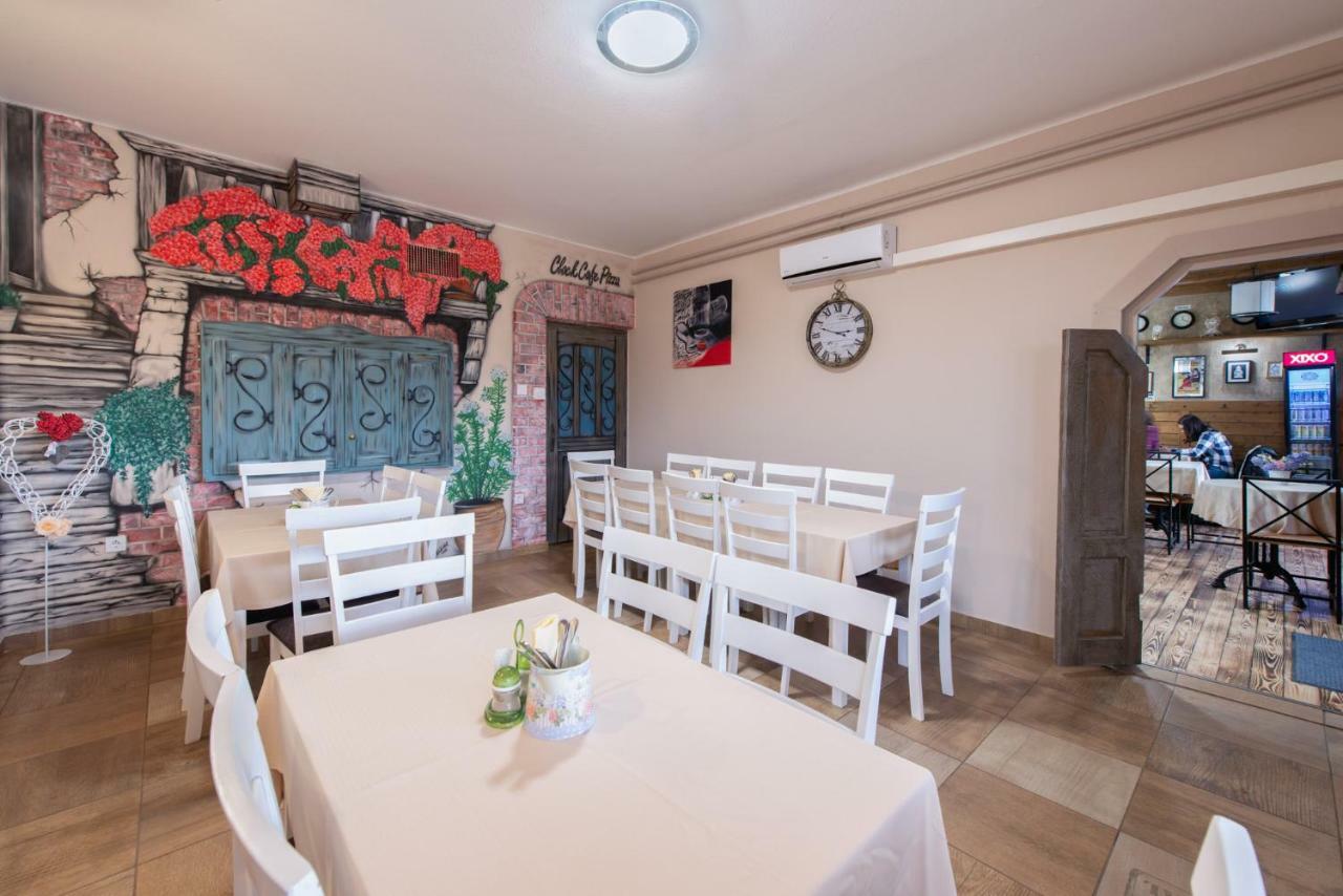 Clock Cafe Pizzeria Es Panzio Hotell Hajdúszoboszló Exteriör bild